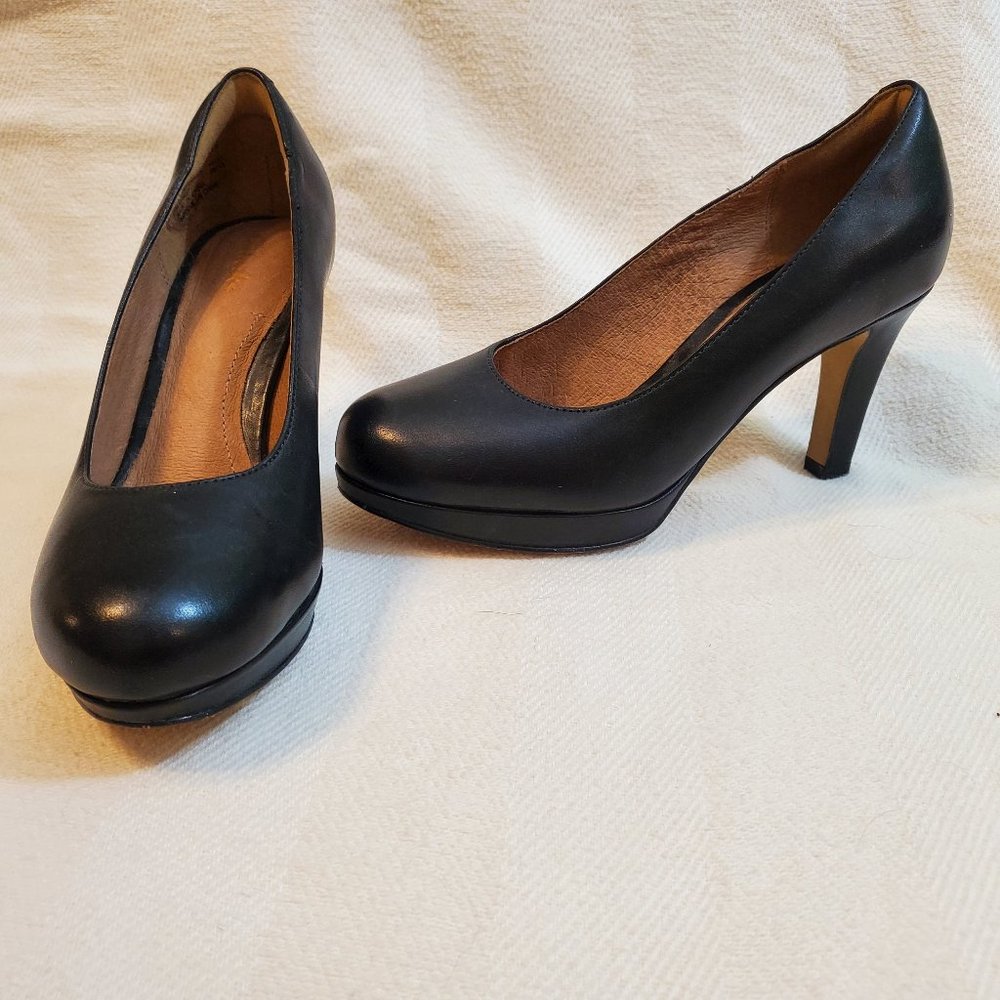 Clarks Artisan black leather pumps heels Sz 5 35
